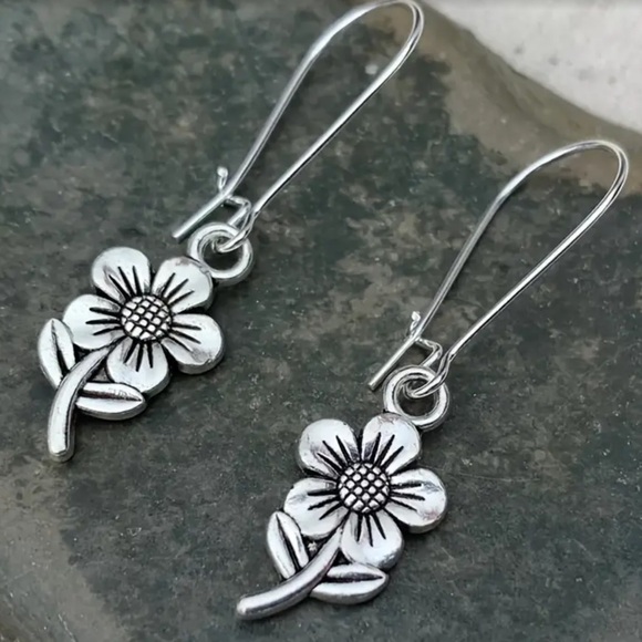 Jewelry - Silver Floral Drop Earrings